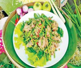 បុក​សាច់គោ​សណ្ដែកកួរ